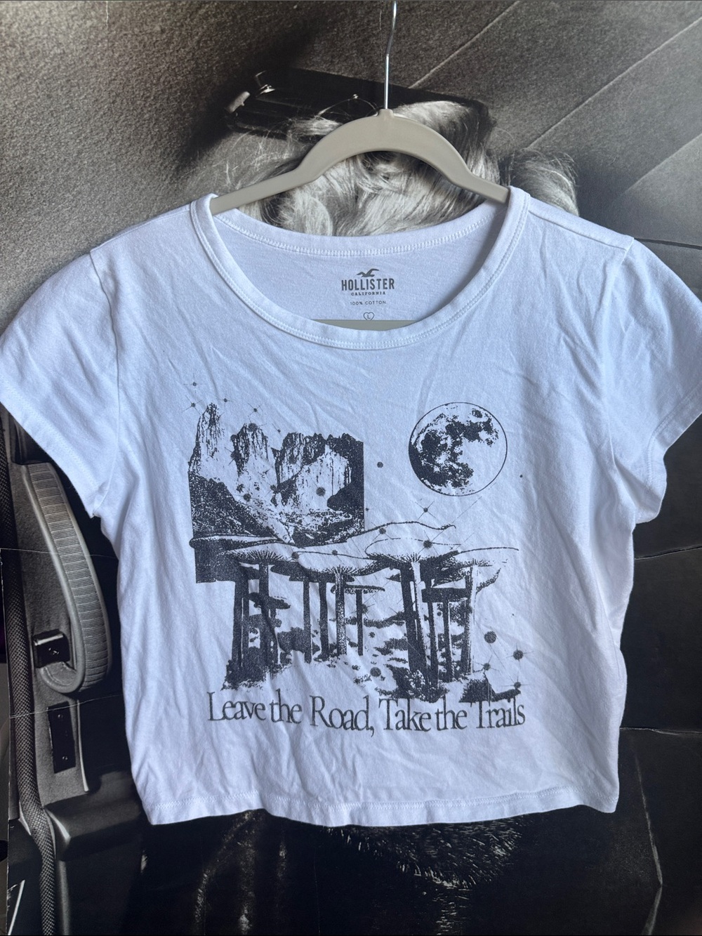 Hollister White Short-Sleeve Graphic Tee with Moon and Mountain Print Cropped